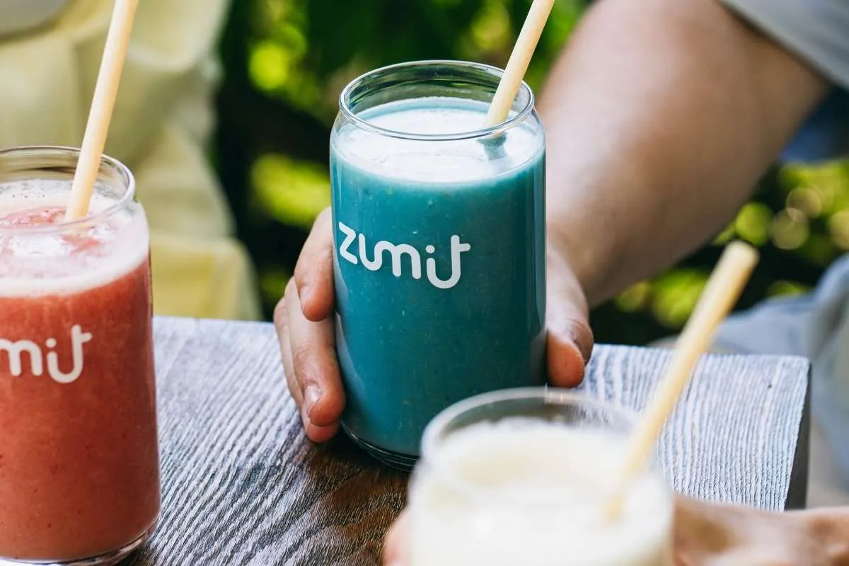 Smoothie de fruta natural Zumit Blue Lightning Smoothie Zumit Blue Lightning en manos de una persona