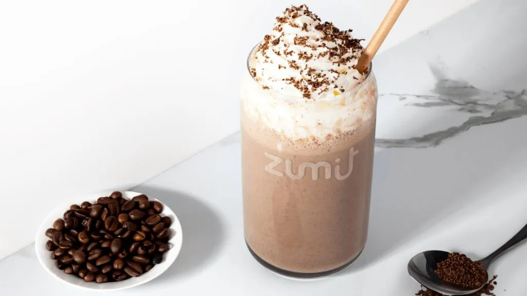 Scoprite i frappé Zumit: Mocha, Salted Caramel, Cookies & Cream. Qualità superiore e sapori unici per la vostra attività.
