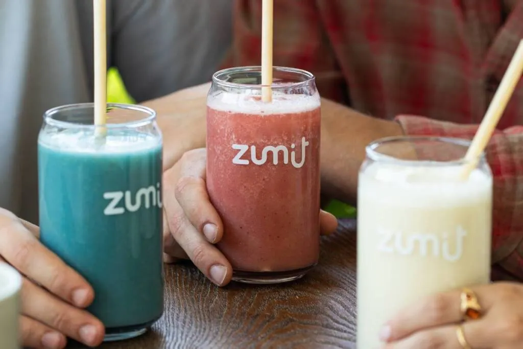 Smoothies Zumit com fruta ultracongelada numa mesa