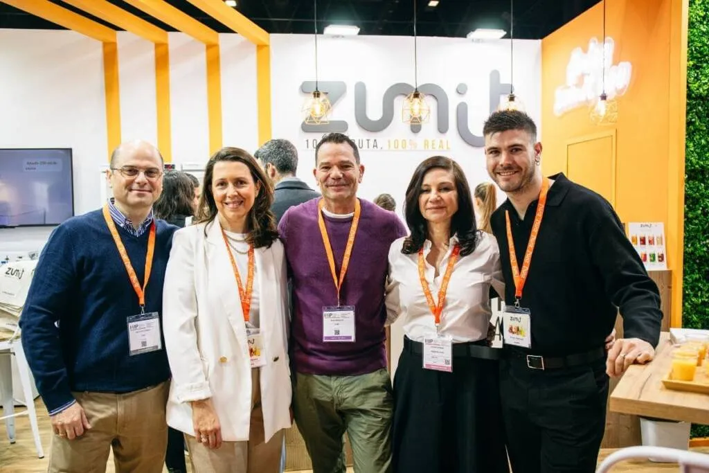 Equipo Zumit en su stand durante el evento HIP 2025.