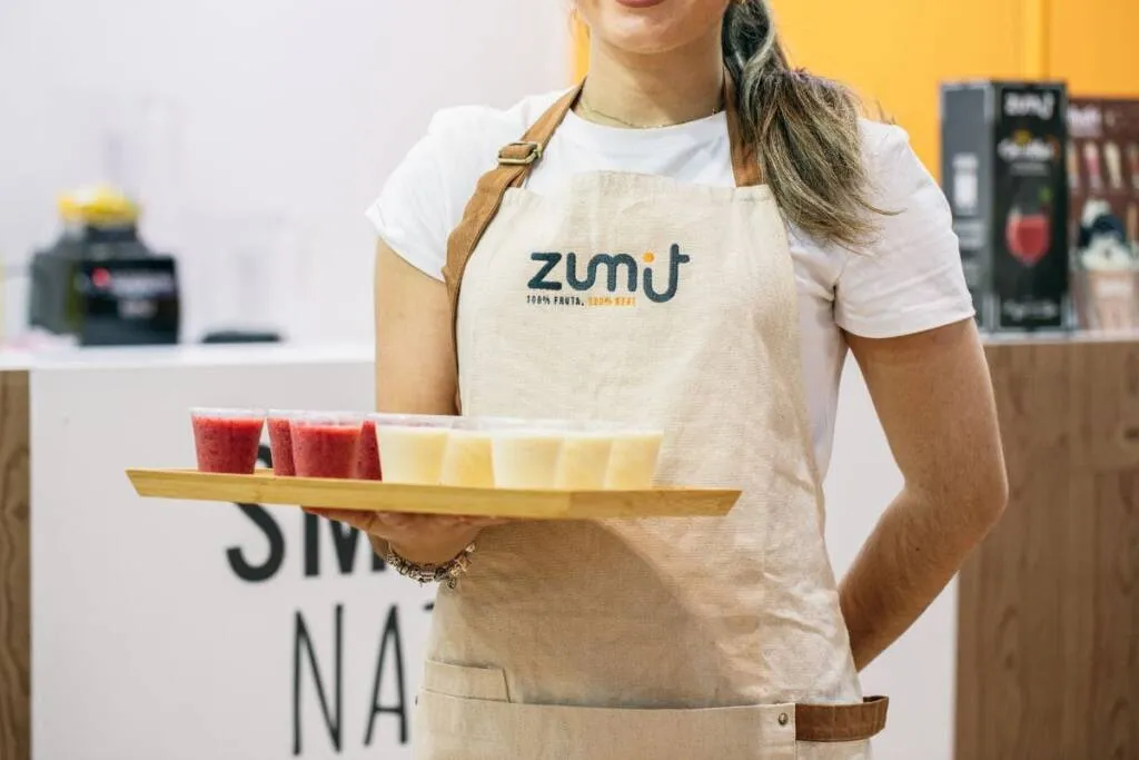Demostración de smoothies de fruta ultracongelada Zumit en el evento HIP 2025.