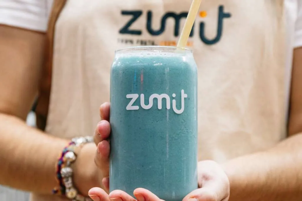 Smoothie natural de Zumit presentado en el evento HIP 2025