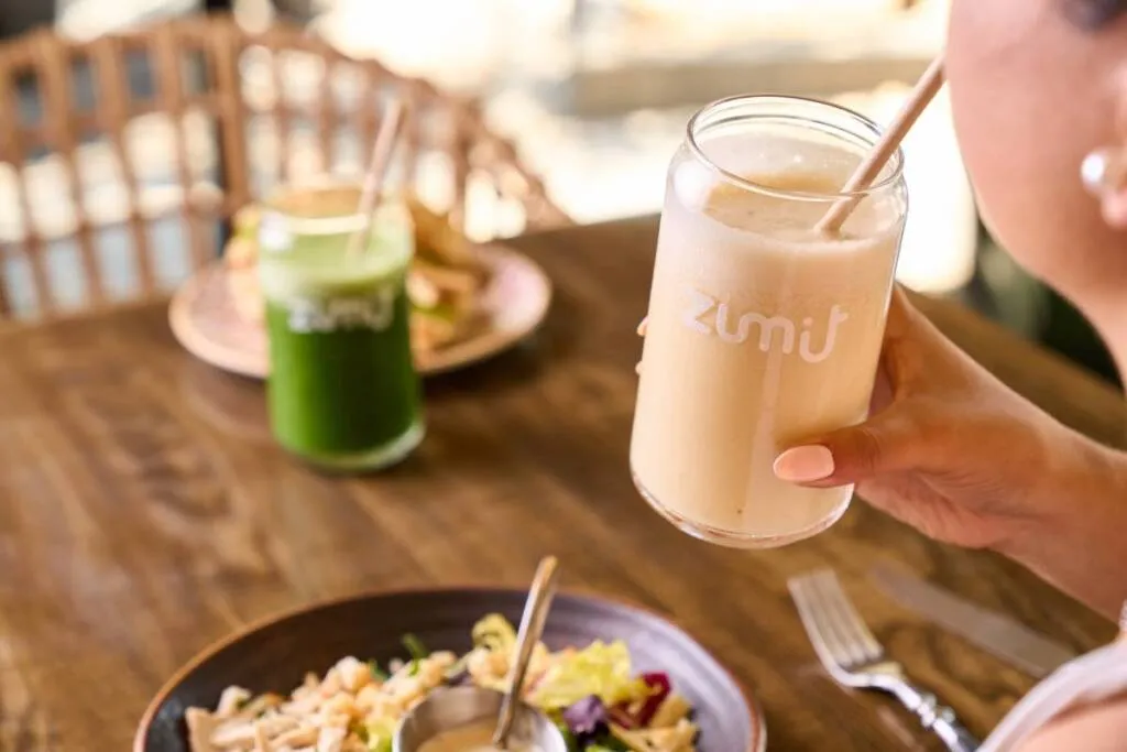 Smoothie natural de plátano, piña y coco