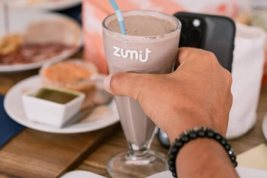 Milkshake Zumit Pure Chocolate, con chocolate y helado de vainilla en una mano