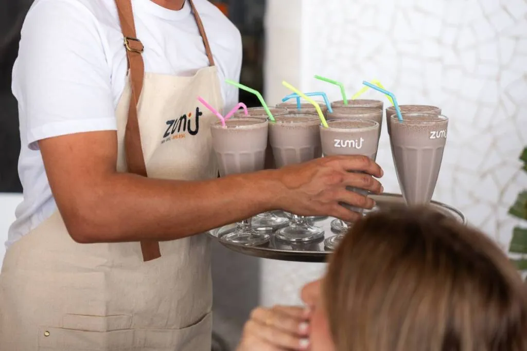 Milkshakes Zumit Pure Chocolate en una bandeja sirviéndose