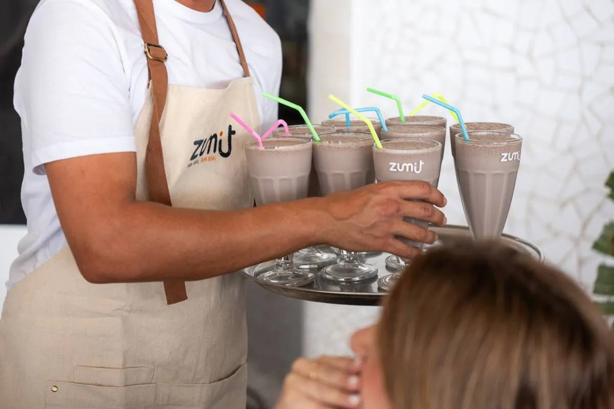 Milkshakes Zumit Pure Chocolate en una bandeja sirviéndose