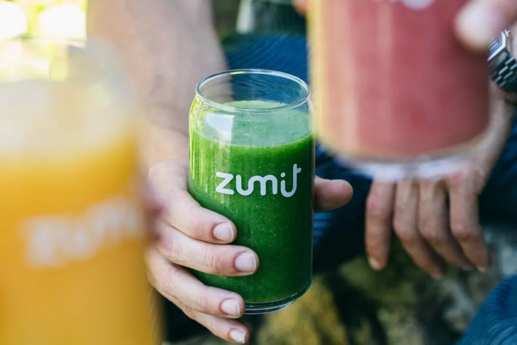 Smoothie Zumit Green Power en manos de una persona