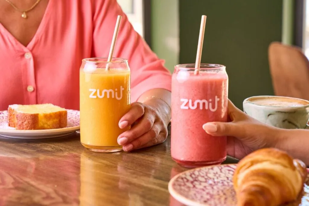 Smoothies Zumit para hostelería sobre una mesa