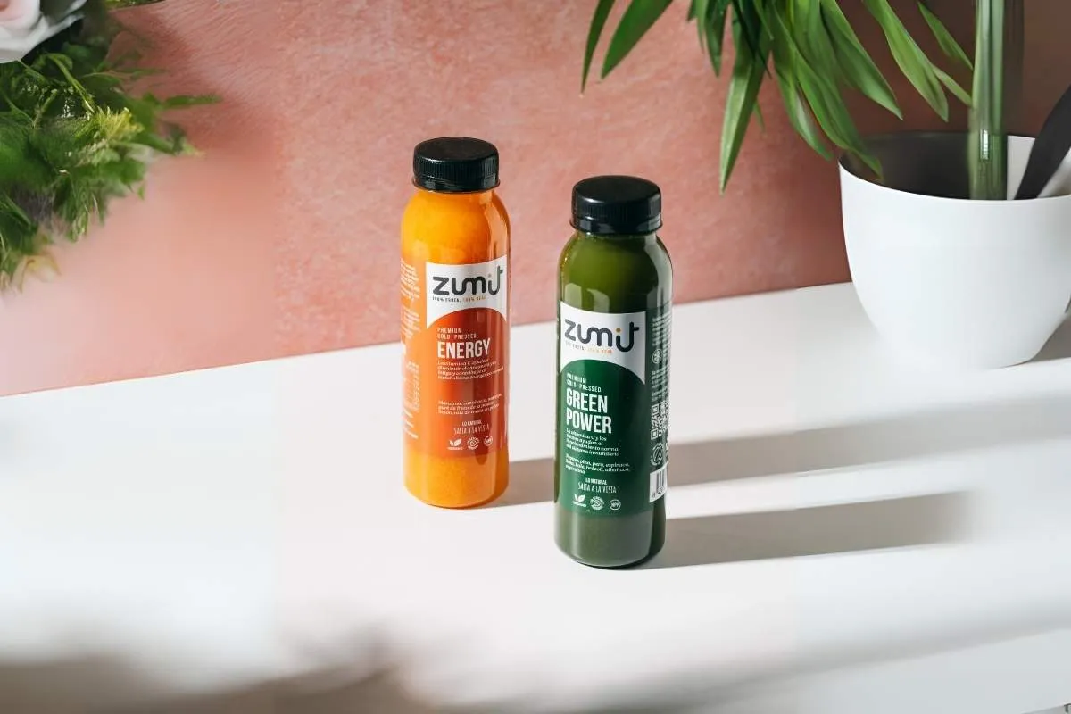 zumos cold pressed Zumit naturales y nutritivos Zumos cold pressed Zumit Green Power y Energy en una mesa blanca