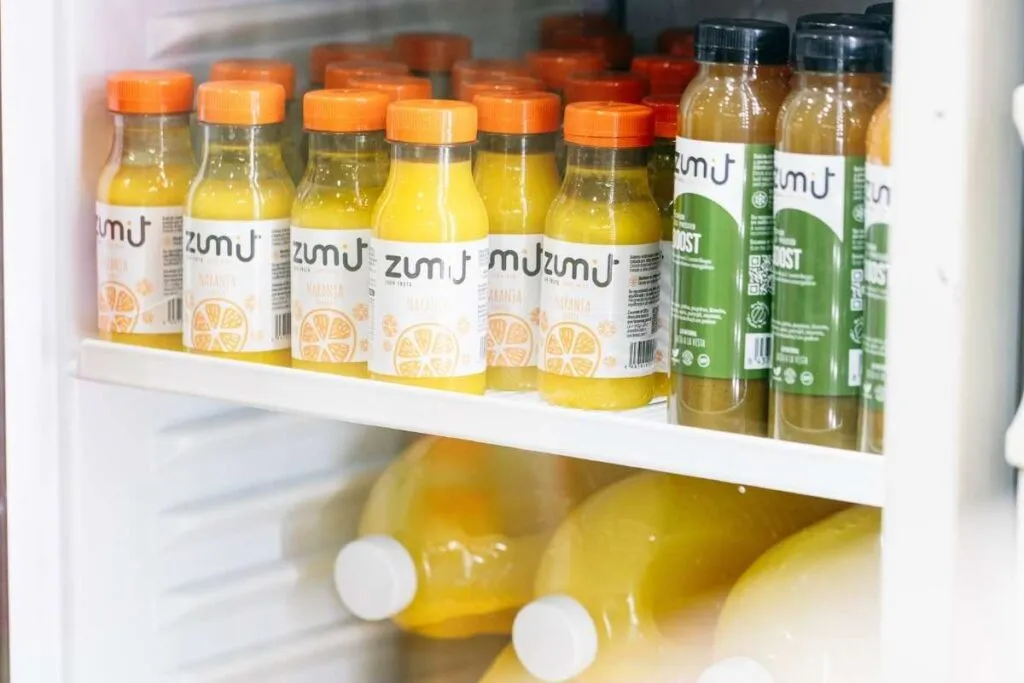 sumo de laranja embalado Zumit num frigorífico