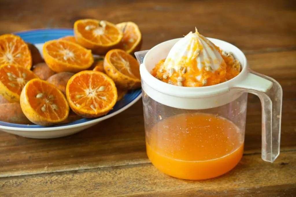 sumo de laranja no espremedor